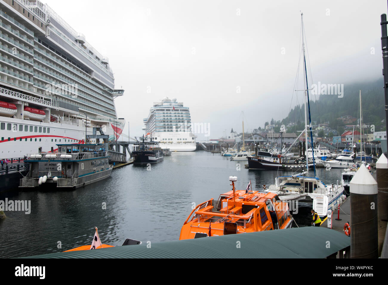 Avis de foggy Ketchikan Alaska près de joie norvégien bateau de croisière. Banque D'Images