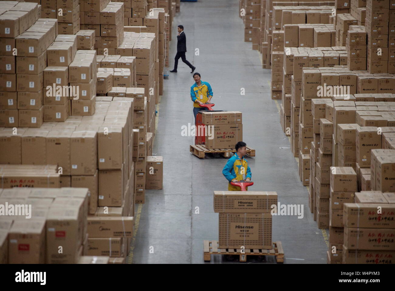 --FILE--travailleurs chinois du travail à une base logistique des e-commerce détaillant Suning Group, au cours de la journée du 11 novembre des célibataires' shopping spree ou 1 Banque D'Images