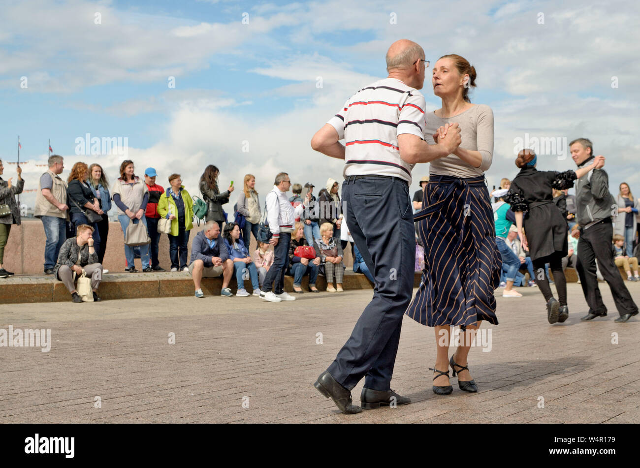 Saint-pétersbourg.Russie.Juillet 13,2019.danser sur la place de la ville dans l'air frais.N'importe qui qui veut danser à la musique peut prendre part.C'est de bal dan Banque D'Images