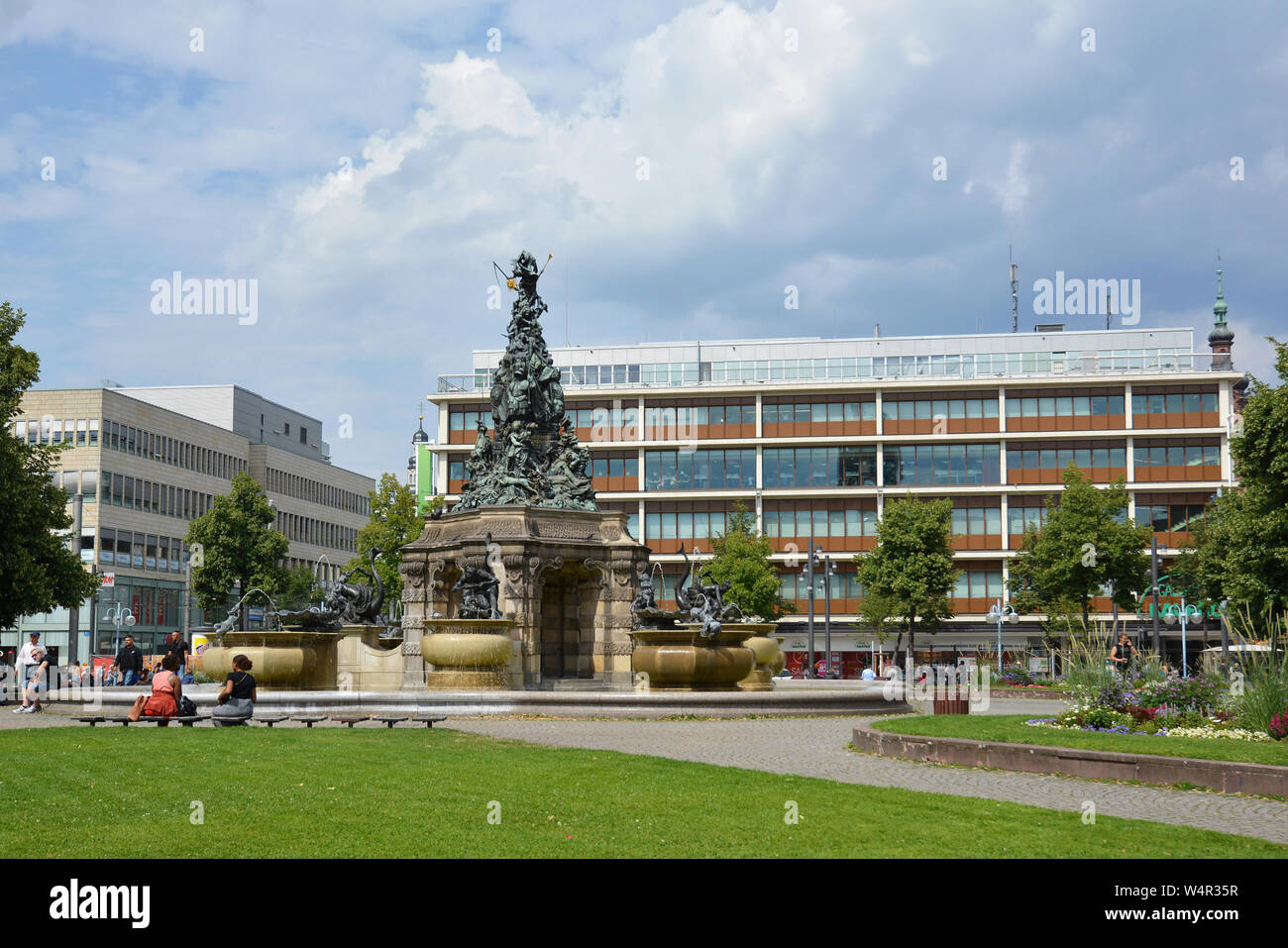 Mannheim, Allemagne - Juillet 2019 : place du village appelé "Paradeplatz" avec de l'eau fontaine avec grande sculpture intitulée 'Grupello-Pyramide' en centre-ville Banque D'Images