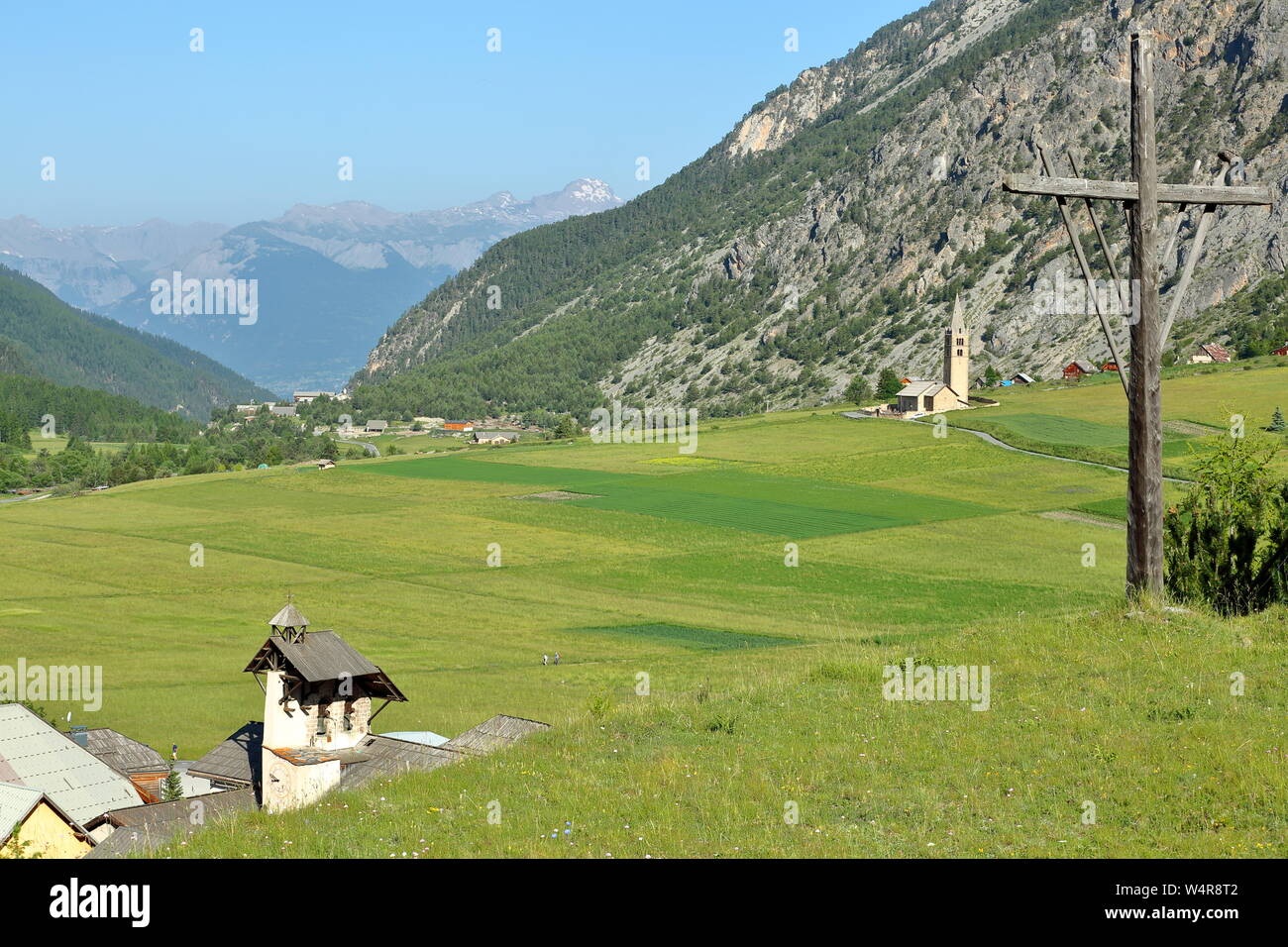 Ceillac village entouré de champs verts, Parc Naturel Régional du Queyras, Alpes du Sud, France Banque D'Images