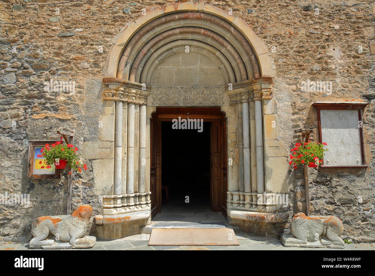 ABRIES, QUEYRAS, FRANCE - Le 29 juin 2019 : l'entrée principale de Saint Pierre et Saint Antoine (église), de sculptures, de colonnes et de deux statues de lions Banque D'Images