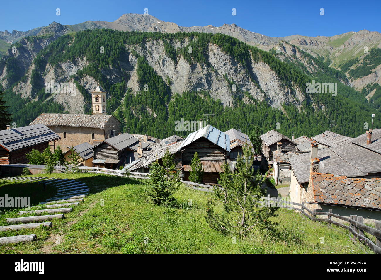 Maisons traditionnelles et les toits de Saint-véran, village du Parc Naturel Régional du Queyras, Alpes du Sud Banque D'Images