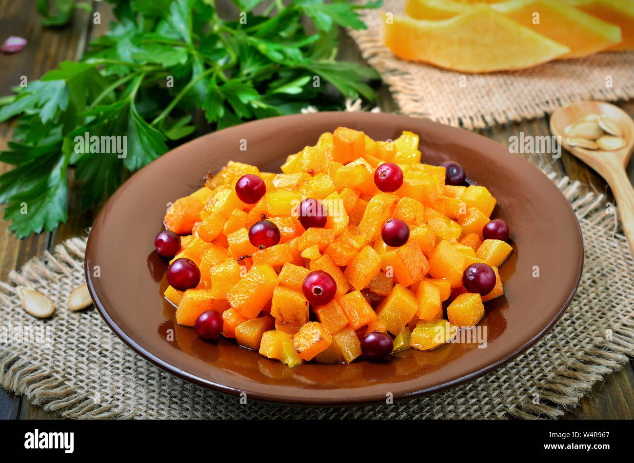 Salade végétarienne à la citrouille et cranberri sur plaque, Close up Banque D'Images