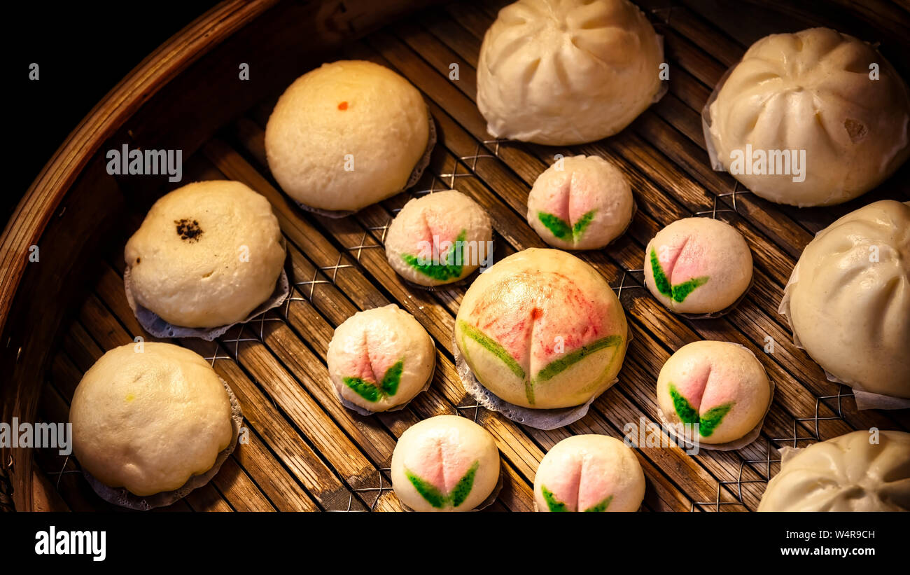 Des boulettes d'Asie, appelée dimsum, la cuisson dans un bateau à vapeur en bois dans le quartier Chinois de Yokohama près de Tokyo. Banque D'Images