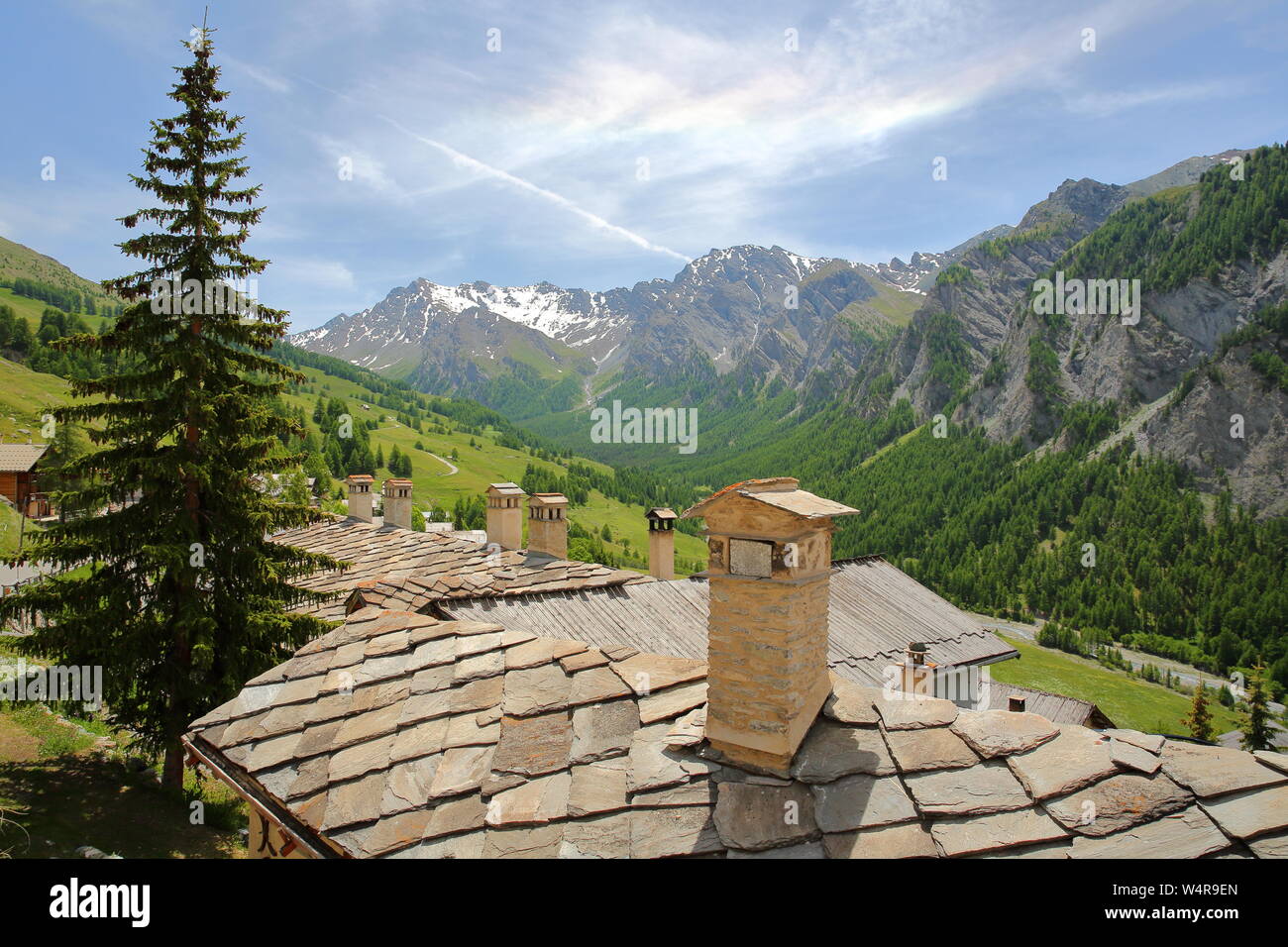 Les toitures traditionnelles à Saint Véran, village du Parc Naturel Régional du Queyras, Alpes du Sud, France Banque D'Images