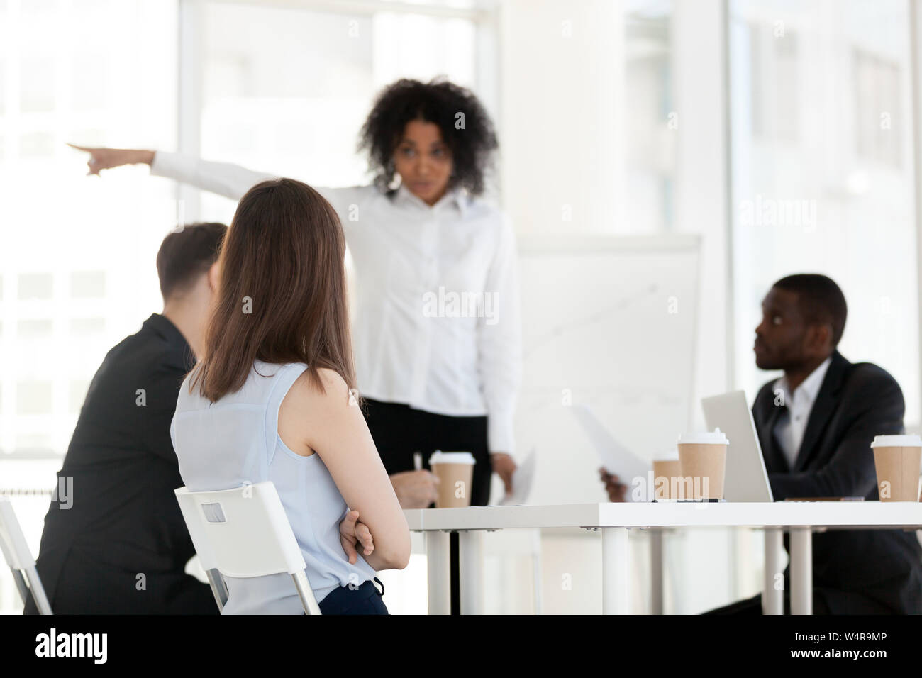 African American angry boss point à la porte, demander la permission de l'employé Banque D'Images