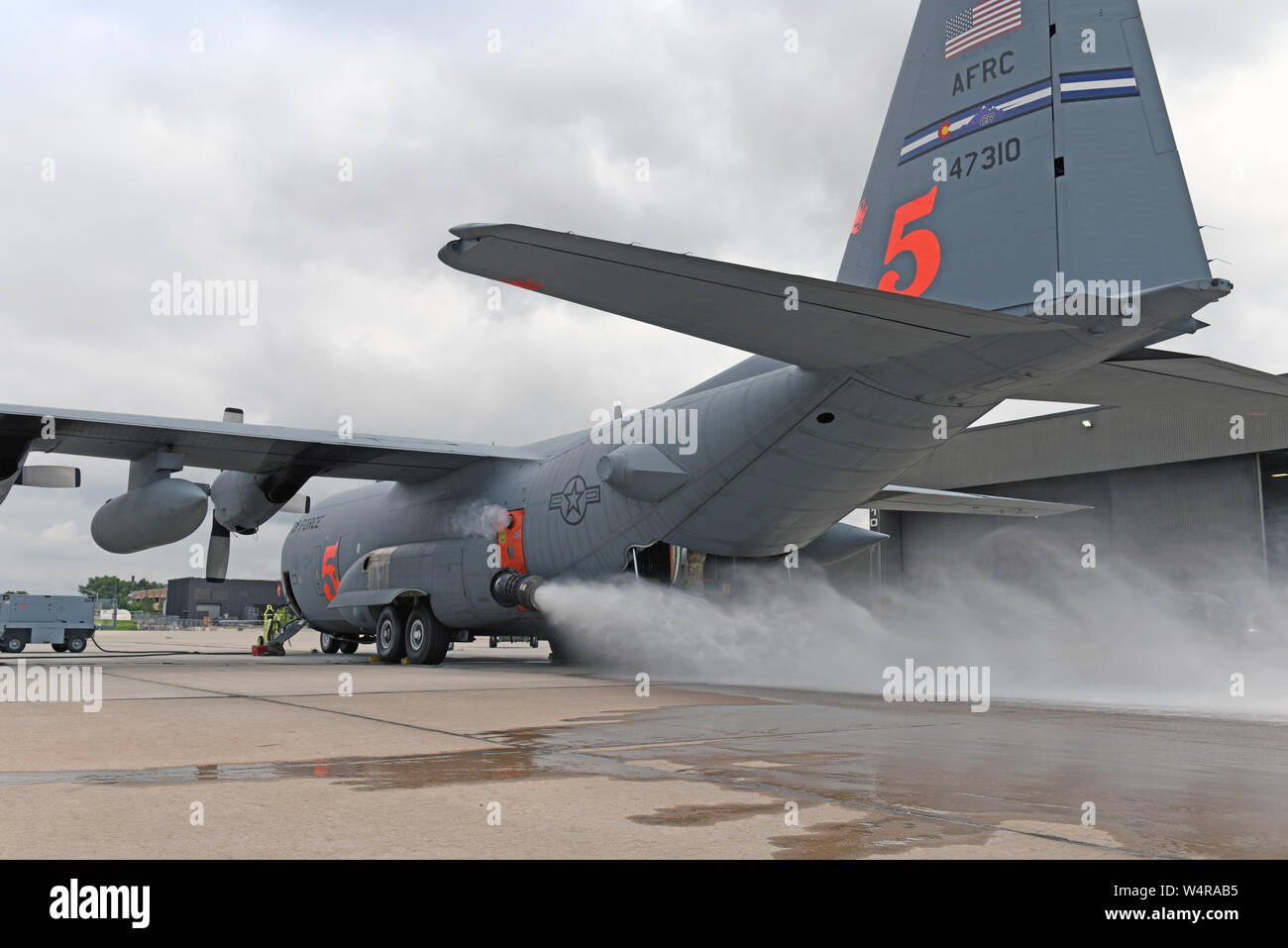 Une 302e Airlift Wing Airborne modulaire du système de lutte contre l'incendie équipé-C-130 Hercules effectue un test du système à la base aérienne Peterson, Colorado, le 22 juillet 2019. L'équipage fera la démonstration de l'MAFFS à l'Experimental Aircraft Association spectacle aérien AirVenture Oshkosh dans le Wisconsin du 23 au 28 juillet. (U.S. Photo de l'Armée de l'air par la Haute Airman Anthony Pham) Banque D'Images