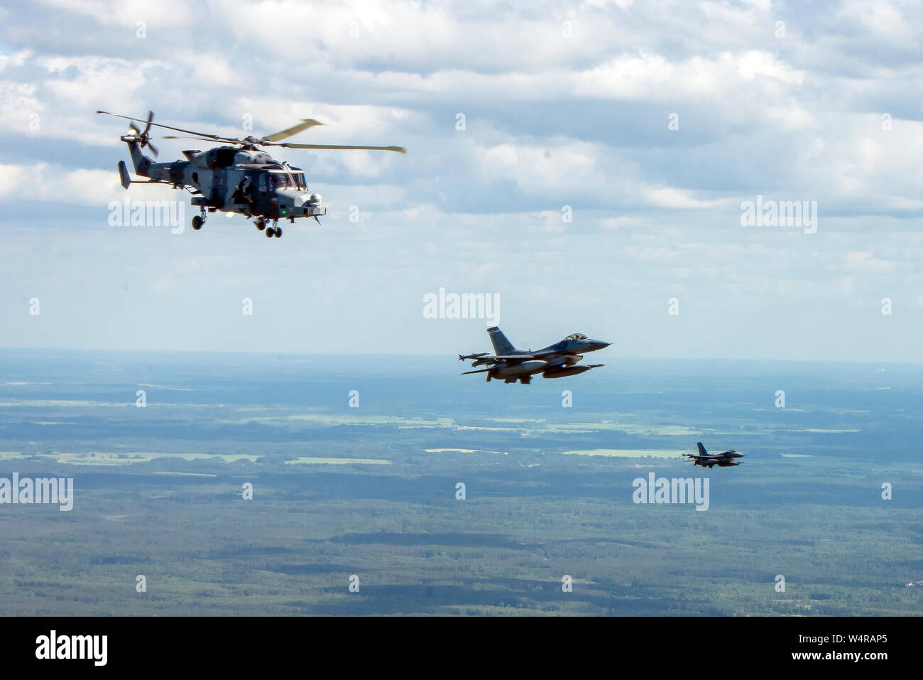 F-16 Fighting Falcon affecté à la 120e Escadron de chasse, Colorado Air National Guard vole avec la Lynx Wildcat AH1 battlefield les hélicoptères de reconnaissance, alors que la formation à travers différents à l'air de scénarios de combat aérien à Tapa, Estonie Gamme 20 juin 2018. L'exercice de trois jours a eu lieu du 18 au 20 juin 2018, l'accent sur l'amélioration des capacités opérationnelles de la terre et de l'air avec un autre objectif clé pour former au sein de la présence renforcée de l'avant (PEF) groupements tactiques.(U.S. Photo de la Garde nationale aérienne capitaine principal Sgt. John Arnold) Banque D'Images