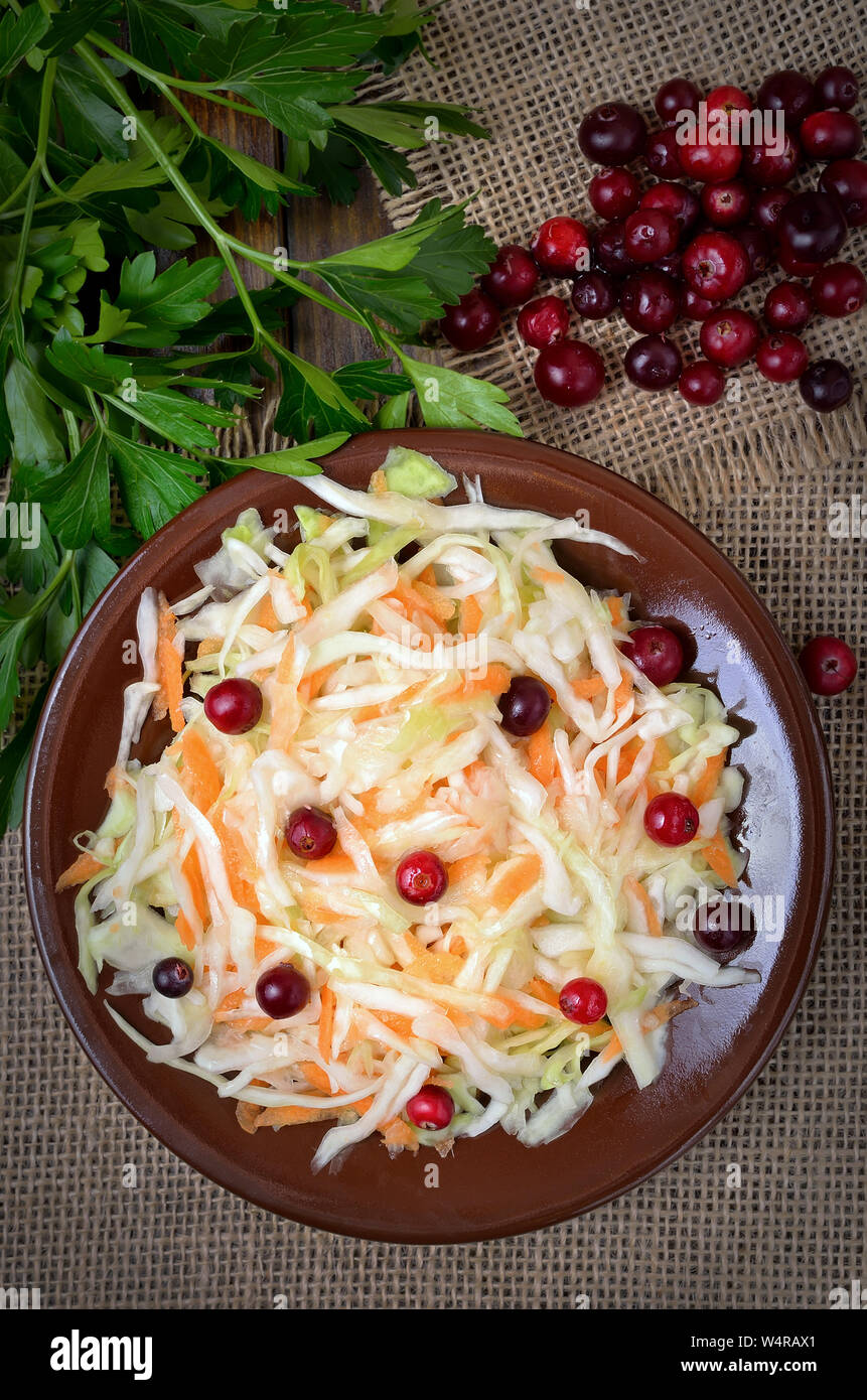 Salade de chou aux canneberges et de canneberges fraîches, vue du dessus Banque D'Images