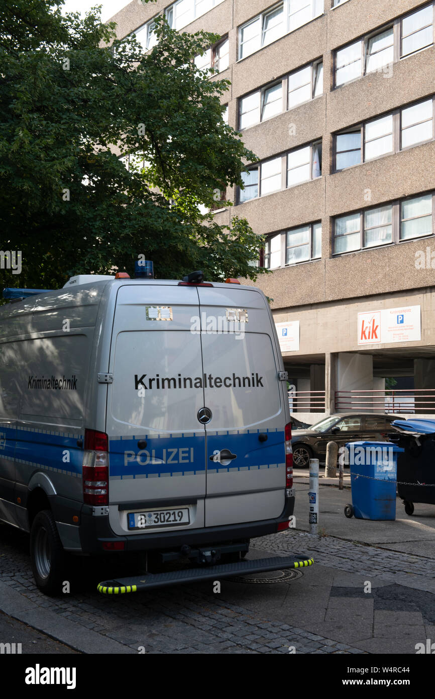 Berlin, Allemagne. Le 25 juillet, 2019. Une voiture de police forensics se place en avant d'un bâtiment résidentiel sur Burgemeisterstraße à Tempelhof. Il y a le soir avant (24.07.2019) le corps d'une femme a été trouvée. Un porte-parole de la police a déclaré jeudi matin qu'il y a suspicion d'un homicide. Crédit : Paul Zinken/dpa/Alamy Live News Banque D'Images