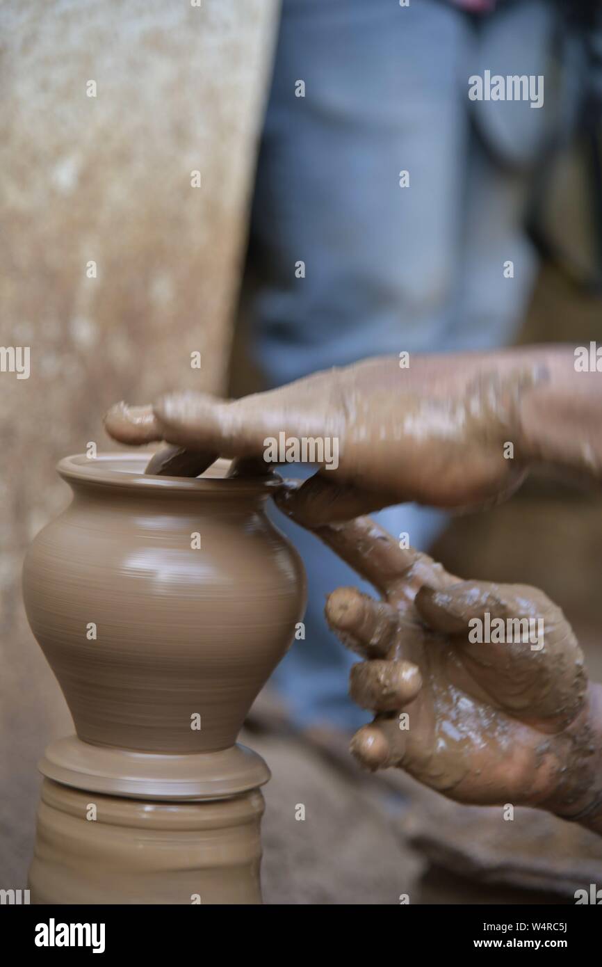 Pot d'argile traditionnelle indienne à faire de Hyderabad, Inde. Les pots sont composés d'argile puis brûlé sur le feu pour le produit final. Banque D'Images