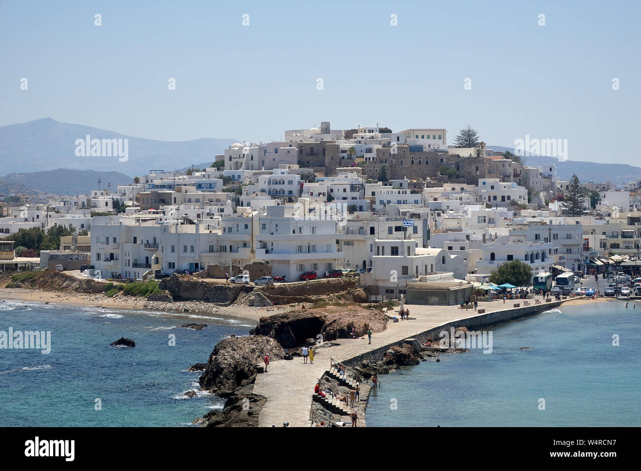 Naxos, Grèce - Juillet 09, 2109 ; les personnes bénéficiant de la ville de Naxos, Grèce. Vue à partir de la Portara gate Banque D'Images