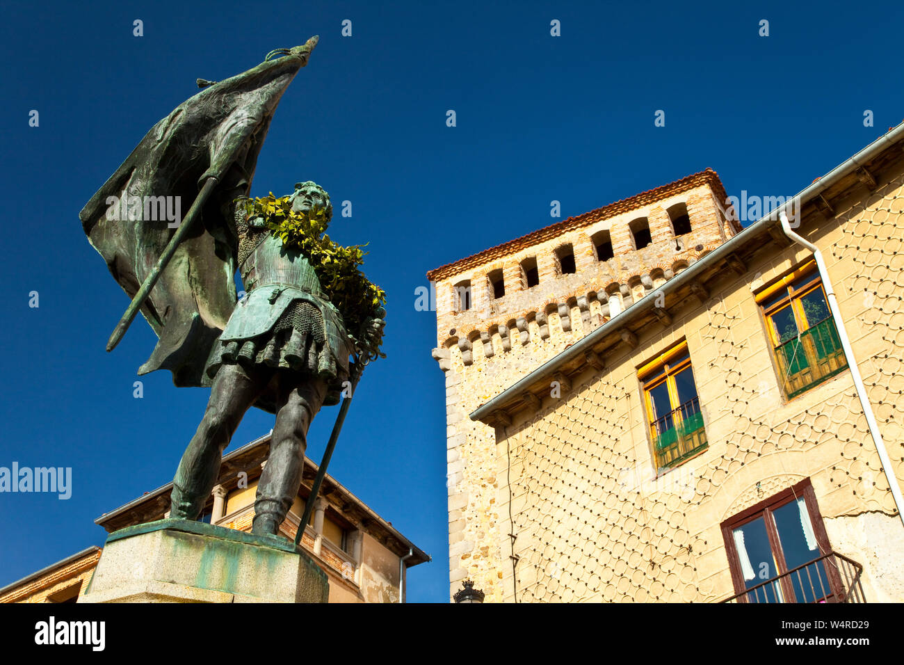 Monumento a Juan Bravo y al fondo El Torreón de Lozoya, Plaza de San Martín, Segovia, Castilla y Leon Banque D'Images