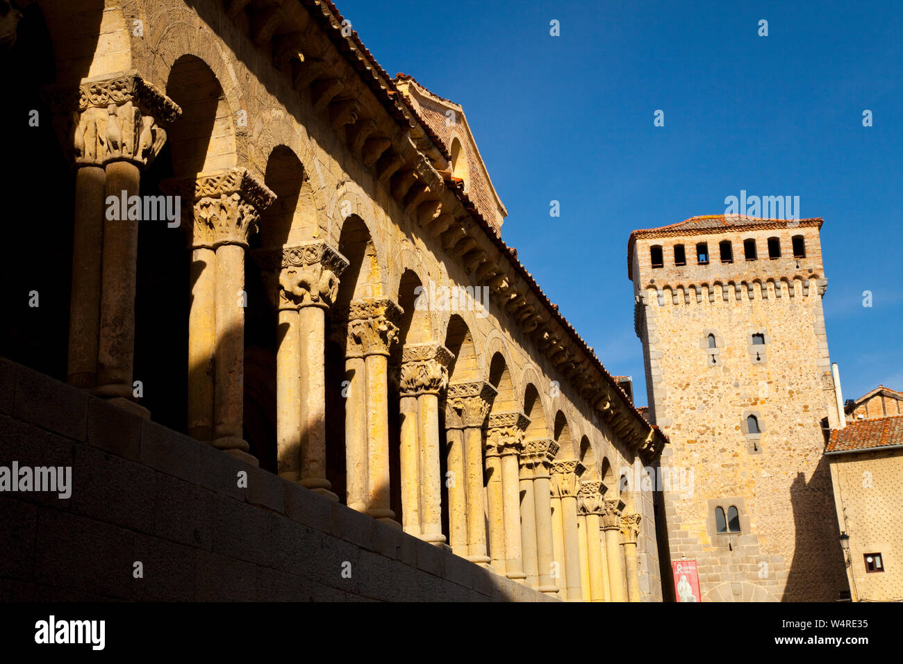 Iglesia románica de San Martin Siglo XII y al fondo El Torreón de Lozoya Siglo XIV, Ciudad de Lugo, Segovia, Castilla y León, España Banque D'Images