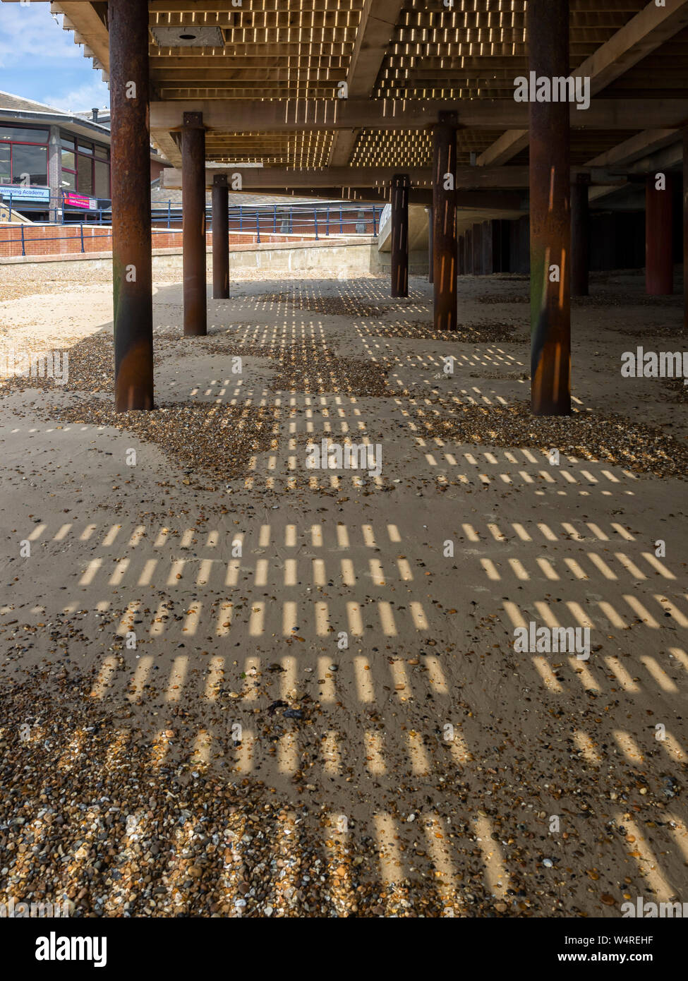 FELIXSTOWE, ESSEX, Royaume-Uni - 18 JUILLET 2018 : motifs d'ombre sur la  plage sous le quai Photo Stock - Alamy