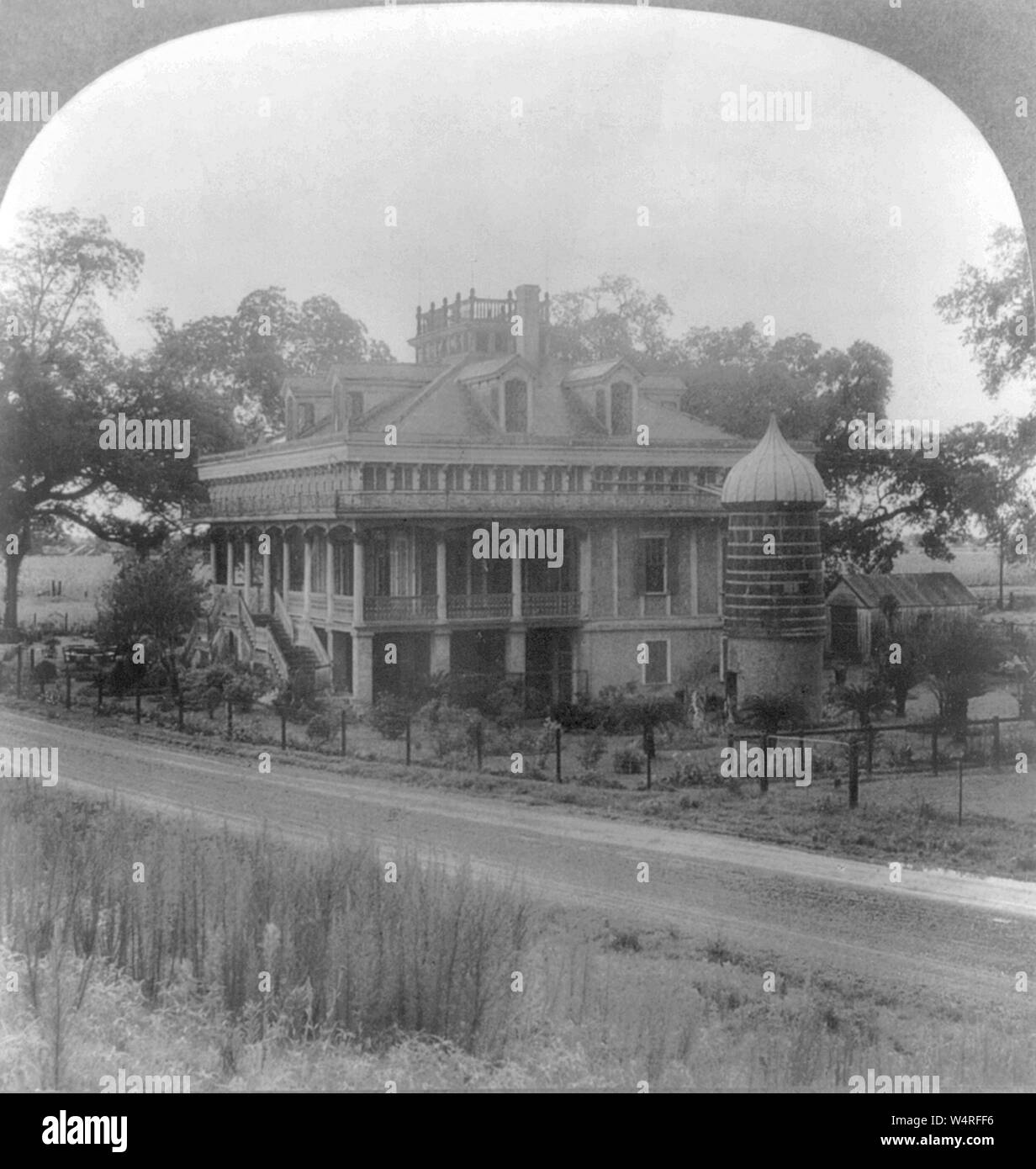 San Francisco plantation house et les terres environnantes. Une vieille maison du sud en 1935. San Francisco Plantation House est une maison de plantation historique à 2646 Louisiana Highway 44 à Garyville, Paroisse Saint-Jean-Baptiste, en Louisiane. Construit en 1849-1850, il est l'un des plus caractéristique de l'architecture des maisons de plantation dans le sud américain. Il a été déclaré monument historique national en 1974. Il est maintenant un musée et centre de l'événement. Banque D'Images