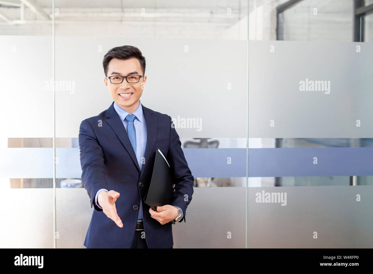 L'homme élégant en costume dans l'office, Beijing, Chine Banque D'Images