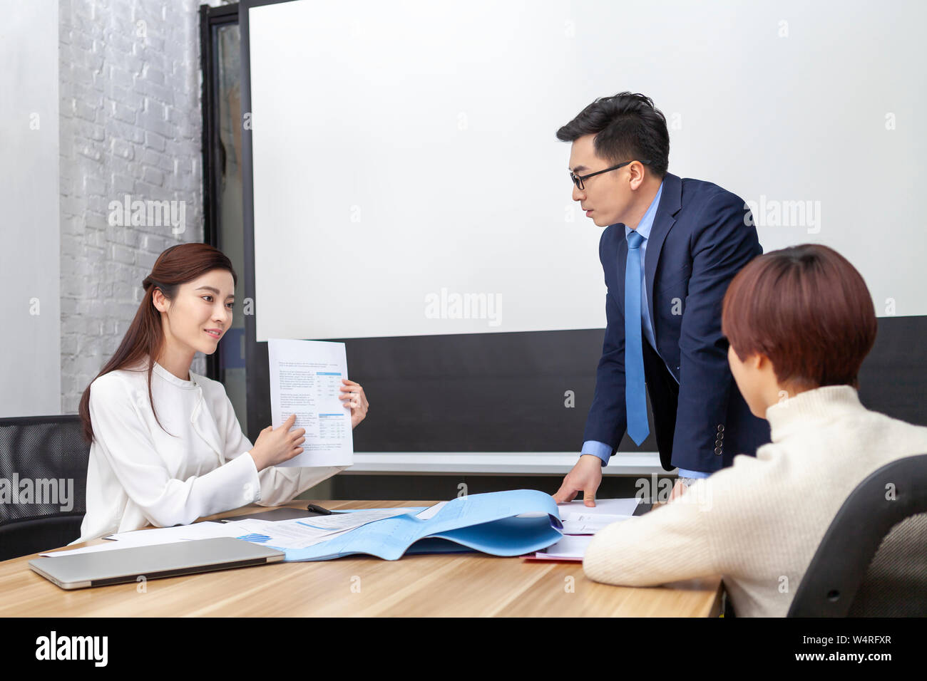 Document woman at conference table, Beijing, Chine Banque D'Images