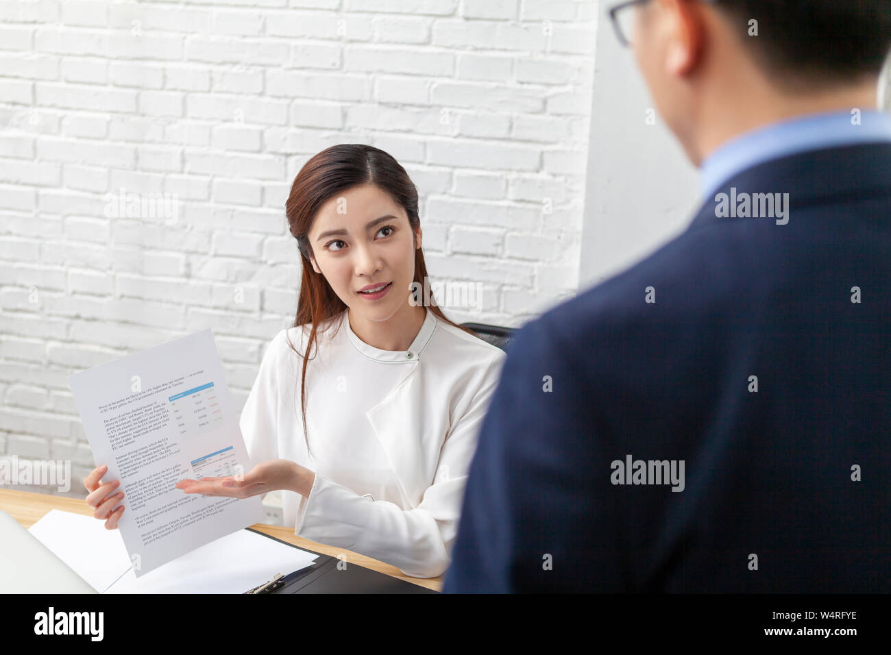 Patron d'avoir une conversation avec l'employé, Beijing, Chine Banque D'Images