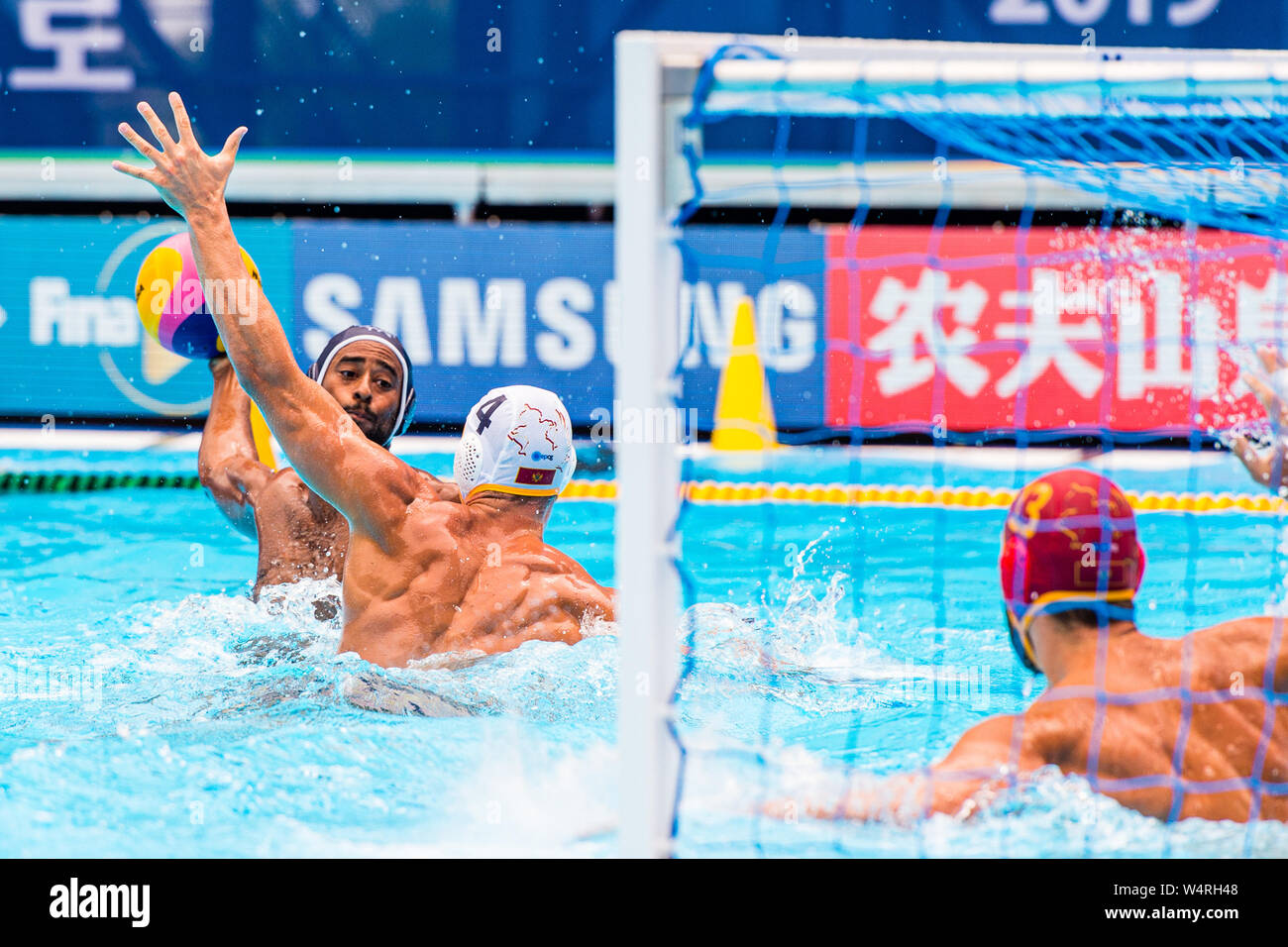25-07-2019: WK waterpolo: Monténégro v USA: Gwangju {prsn}#12 IRVING Max (USA), #4 PETKOVIC Marko (MNE), #13 KANDIC Slaven (MNE)#12 IRVING Max (USA), #13 KANDIC Slaven (MNE)#12 IRVING Max (USA), #4 PETKOVIC, MNE) #13 KANDIC Slaven (MNE) Gwangju Corée du Sud 25/07/2019 Waterpolo M40 MNE - Etats-Unis 18e Championnat mondial de la FINA Aquatics Grounds de l'Université de Nambu Orange Pictures / Deepbluemedia / Insidefoto Banque D'Images