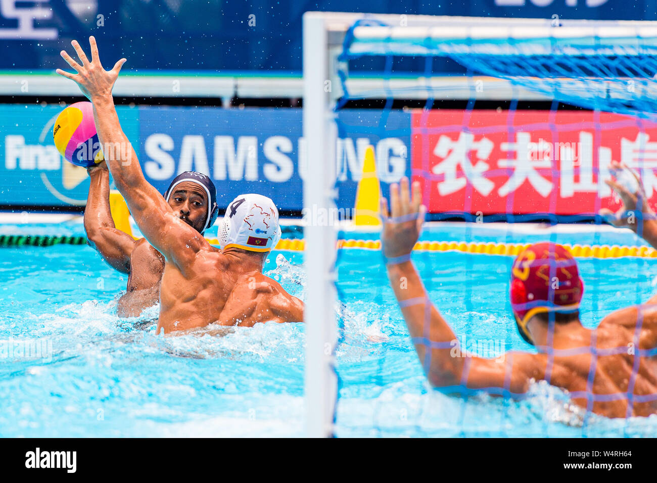 25-07-2019: WK waterpolo: Monténégro v USA: Gwangju {prsn}#12 IRVING Max (USA), #4 PETKOVIC Marko (MNE), #13 KANDIC Slaven (MNE)#12 IRVING Max (USA), #13 KANDIC Slaven (MNE)#12 IRVING Max (USA), #4 PETKOVIC, MNE) #13 KANDIC Slaven (MNE) Gwangju Corée du Sud 25/07/2019 Waterpolo M40 MNE - Etats-Unis 18e Championnat mondial de la FINA Aquatics Grounds de l'Université de Nambu Orange Pictures / Deepbluemedia / Insidefoto Banque D'Images