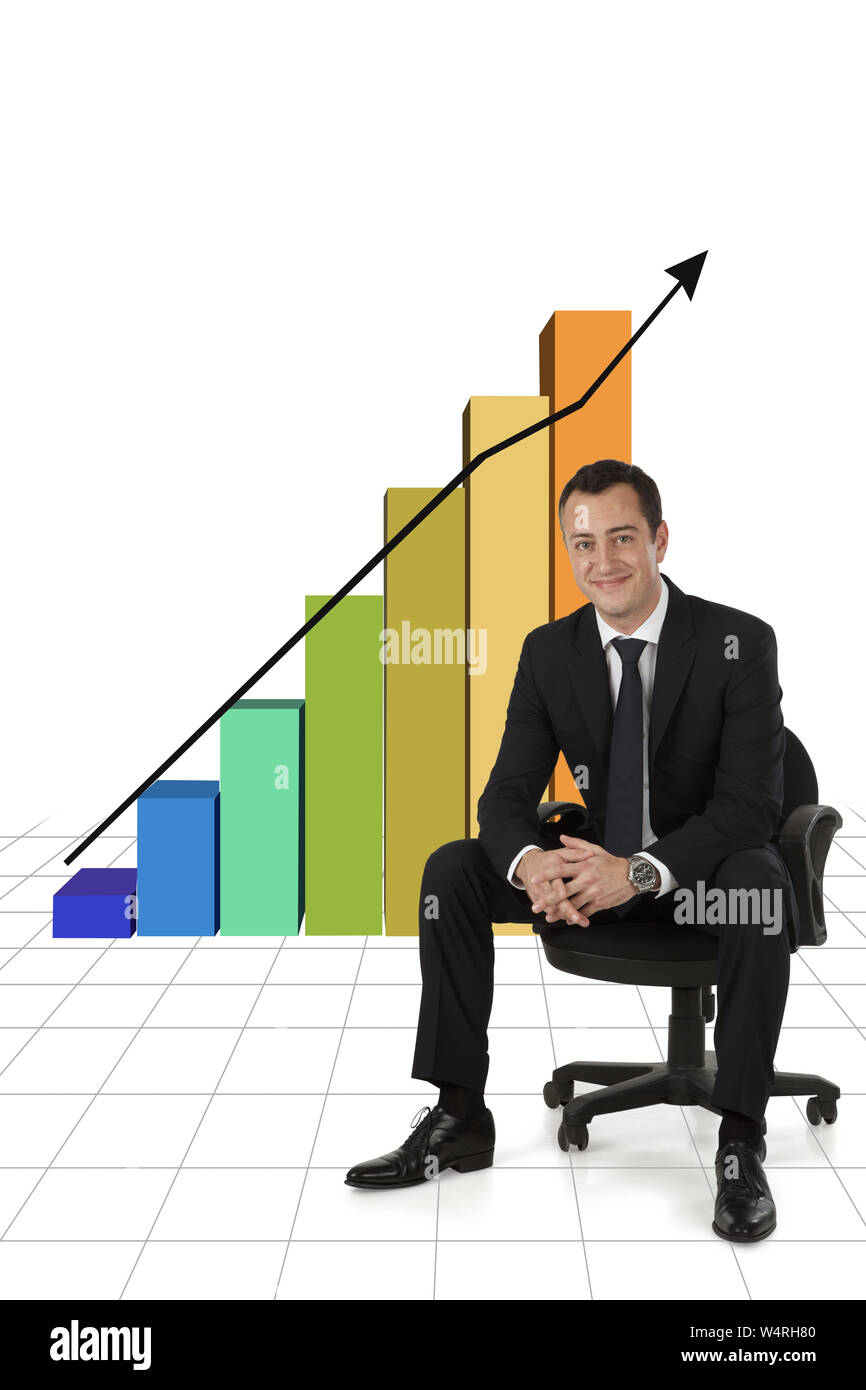 Homme d'affaires assis devant le graphique à barres montant vers le haut Banque D'Images