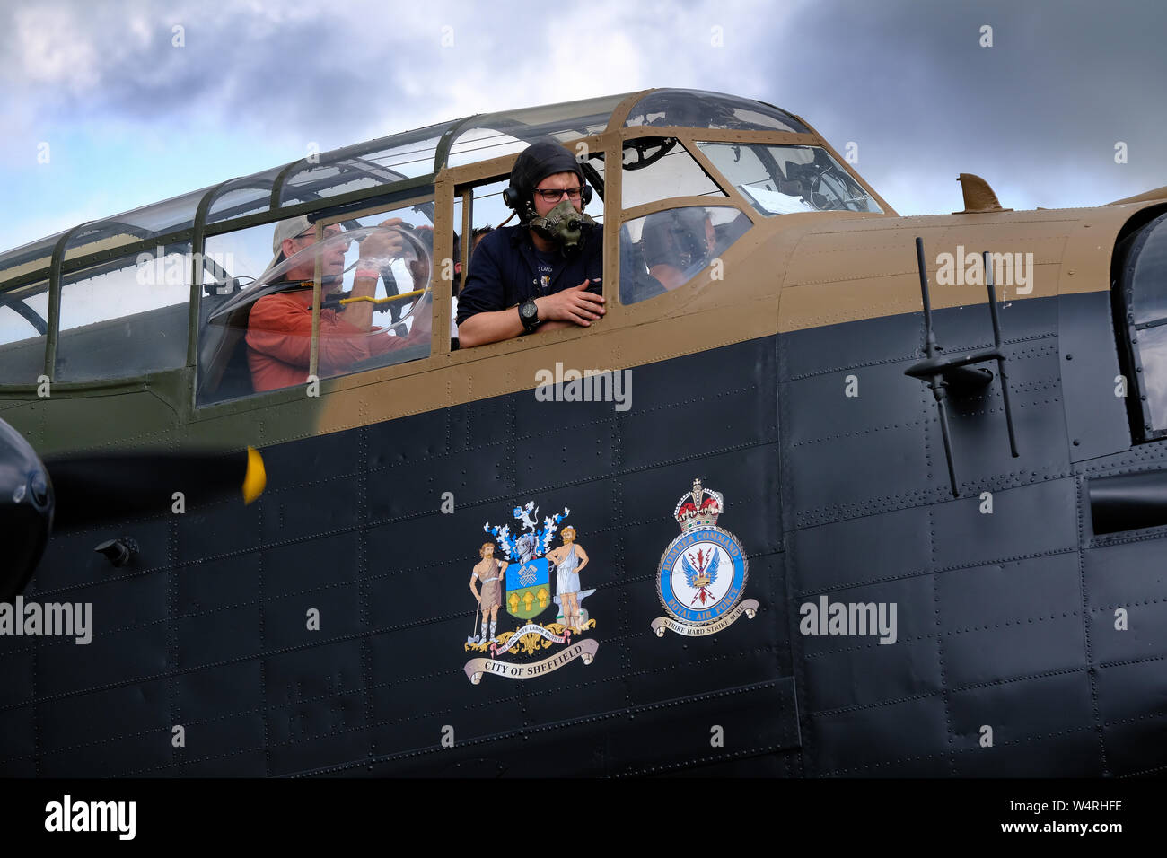 Avro Lancaster, 'Jane' juste à l'Est de l'aérodrome de Kirby va faire pour soutenir le taxi Les frais de rénovation. Banque D'Images