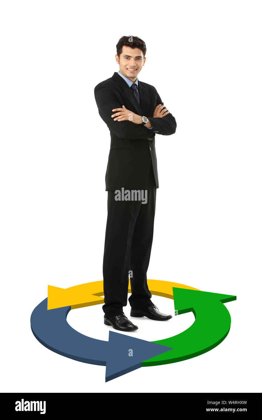 Homme d'affaires debout dans un cercle de flèche Banque D'Images