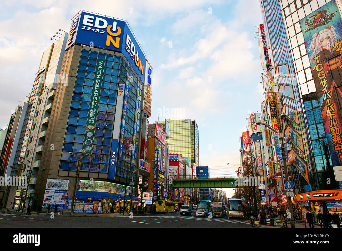 Rue commerçante et gratte-ciel avec des publicités, Akihabara, Tokyo, Japon Banque D'Images