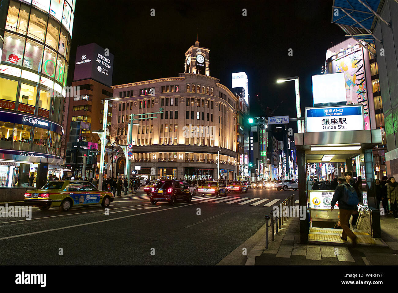 Rue commerçante et entrée de station de métro, Ginza, Tokyo, Japon Banque D'Images