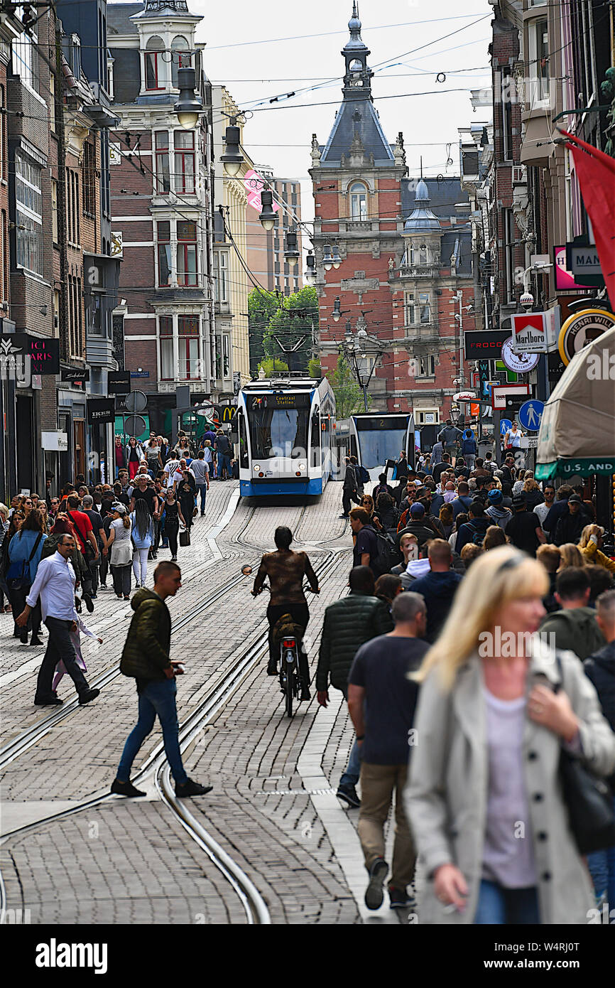 Rue ville surpeuplée, Amsterdam, Pays-Bas Banque D'Images