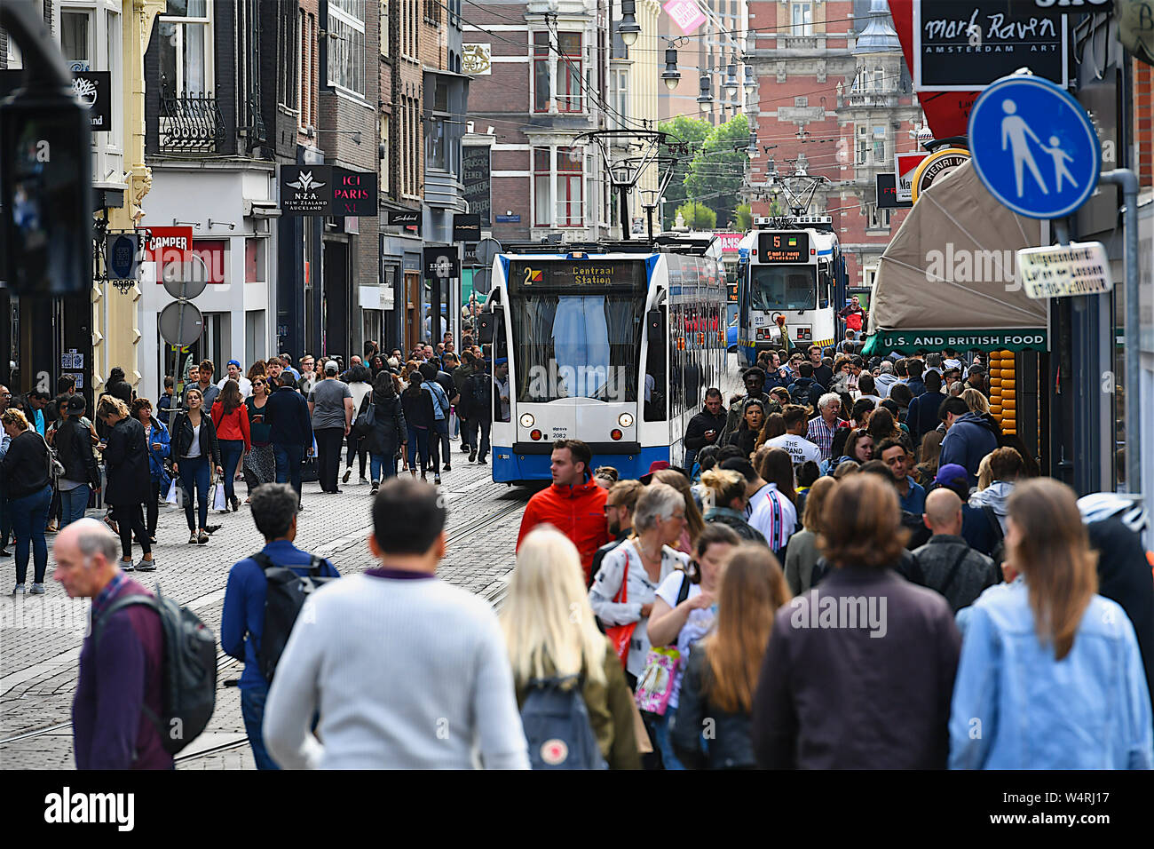 Rue ville surpeuplée, Amsterdam, Pays-Bas Banque D'Images