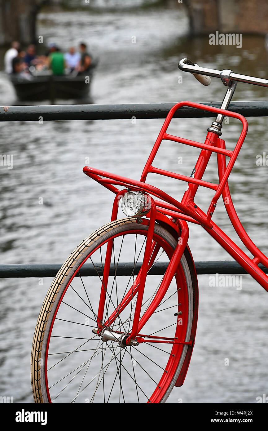 Bicycle leaning on railing, Amsterdam, Pays-Bas Banque D'Images