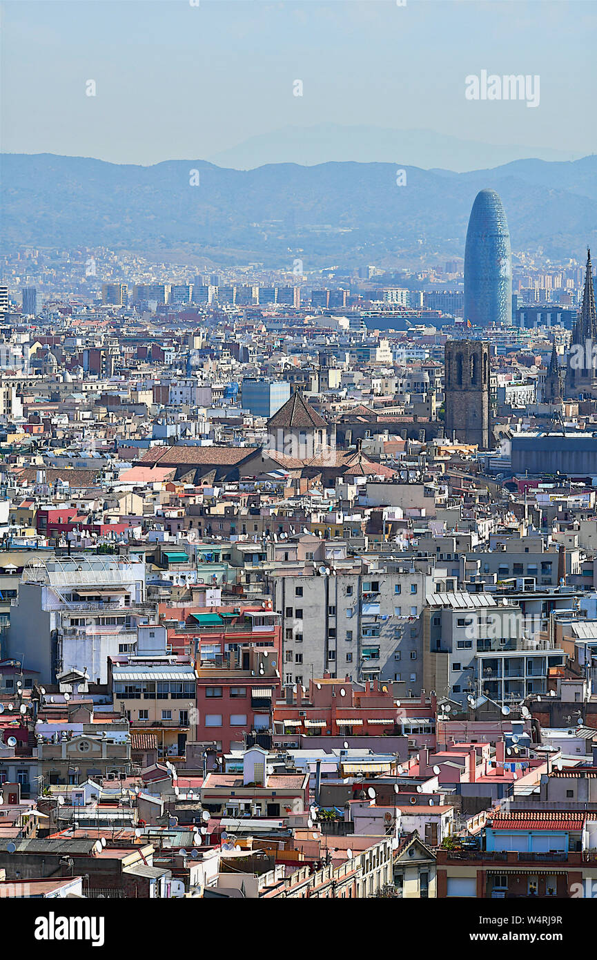 Vue urbaine avec la Sagrada Familia à Barcelone, Catalogne, Espagne Banque D'Images