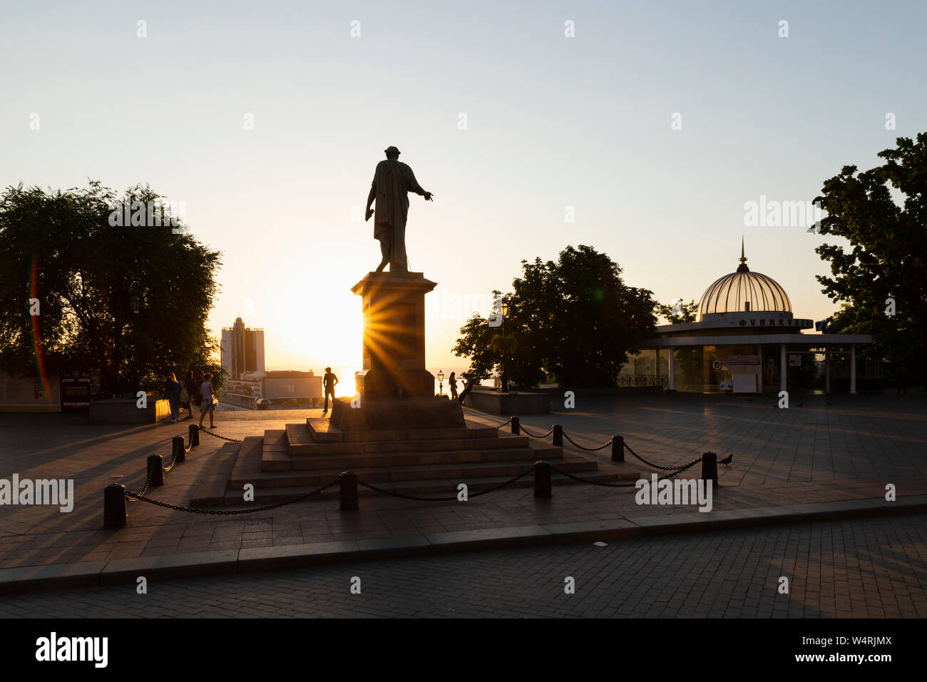 L'Ukraine, Odessa, Primorsky Boulevard, 13 juin 2019. Statue du duc de Richelieu en haut de l'Escalier de Potemkine à l'aube. Banque D'Images