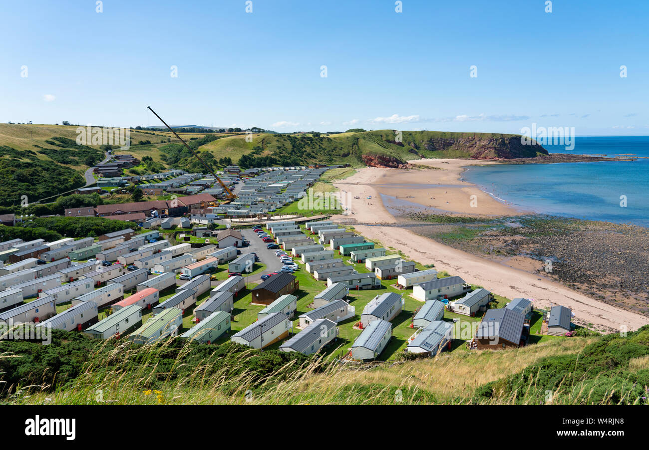 Avis de Pease Bay Parc de loisirs et de la plage sur la côte le Berwickshire, Ecosse, Royaume-Uni. Banque D'Images