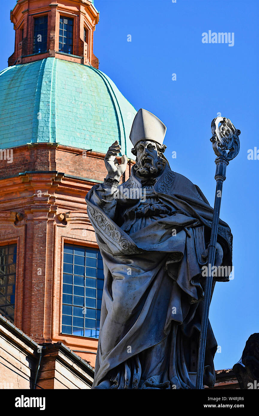 Statue de Saint Pétrone, Bologne, Emilie-Romagne, Italie Banque D'Images