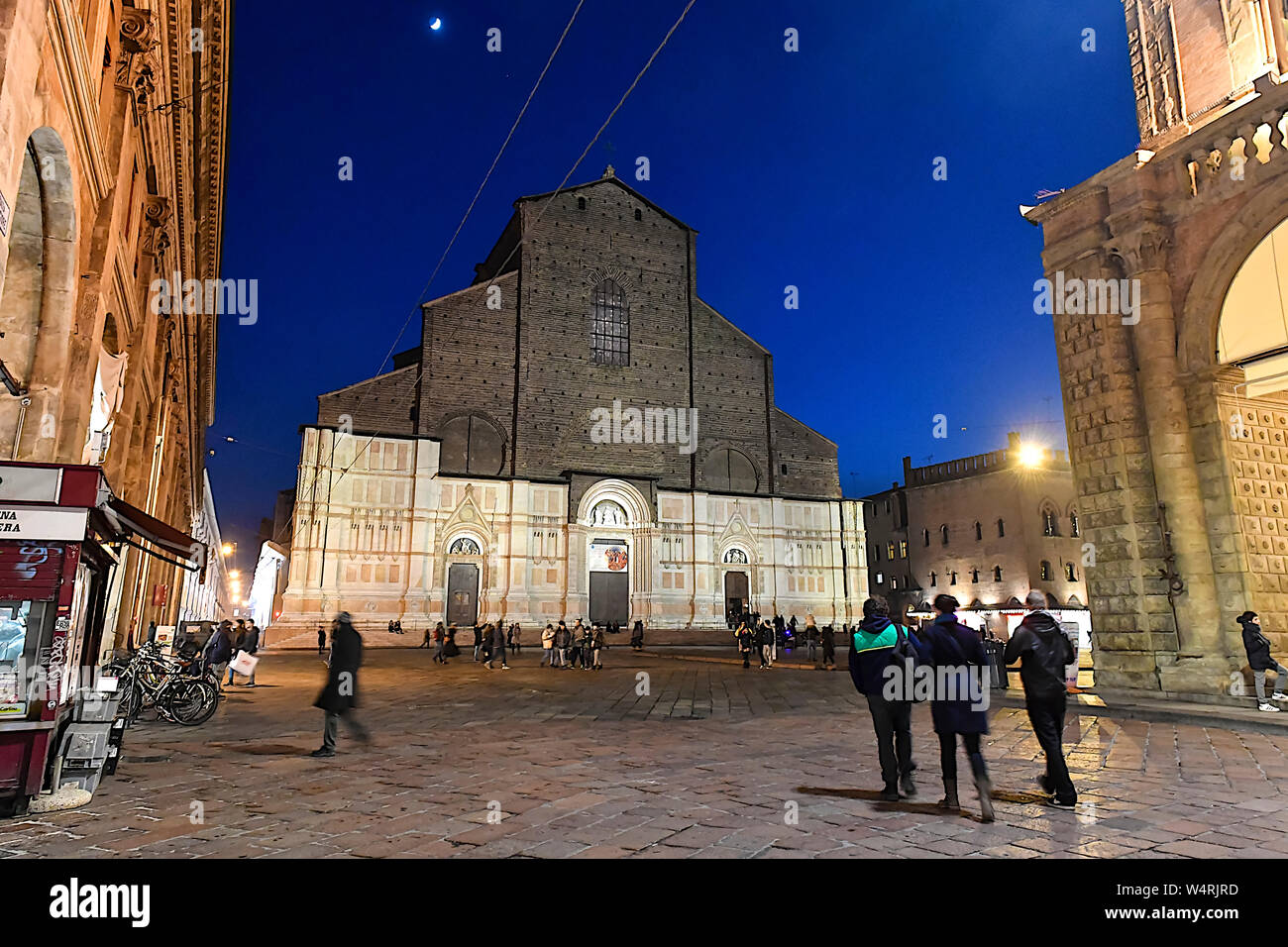 La Piazza Maggiore, au crépuscule, Bologna, Emilia-Romagna, Italie Banque D'Images