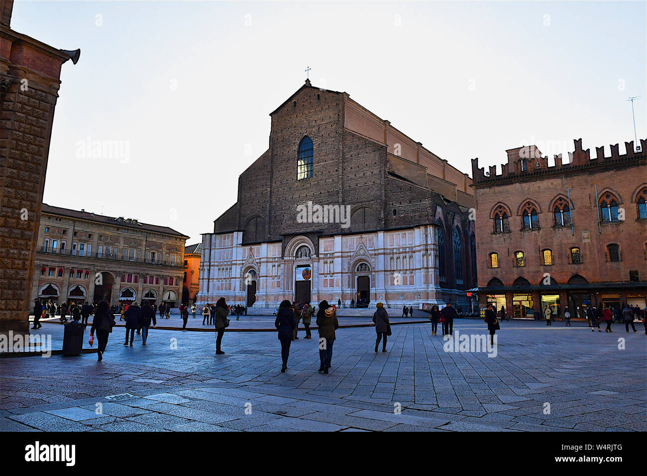 Les piétons marchant sur la Piazza Maggiore, Bologne, Emilie-Romagne, Italie Banque D'Images