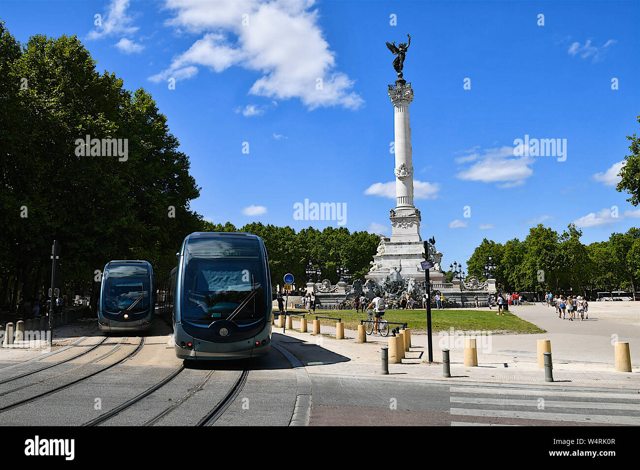 Les Trams passant monument aux Girondins, Bordeaux, France Banque D'Images