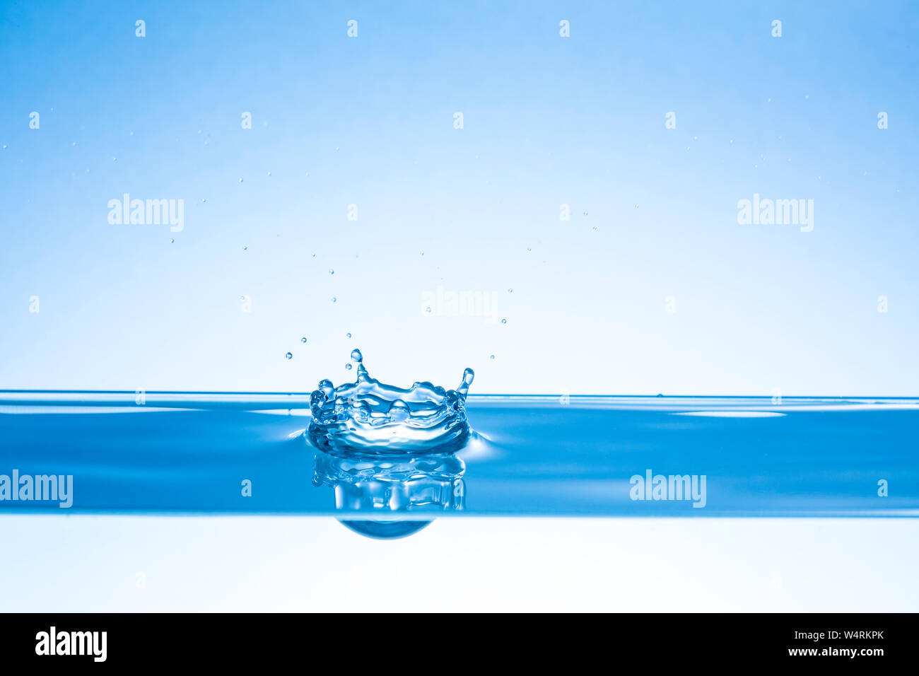 Drop splashing in water Banque D'Images