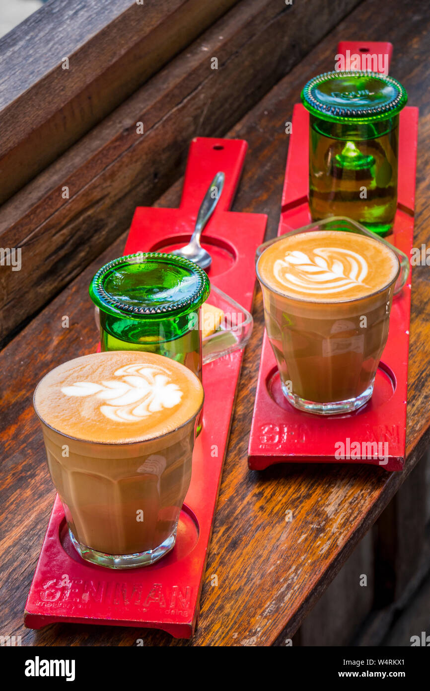 Verres de cappuccino, Ubud, Bali, Indonésie Banque D'Images