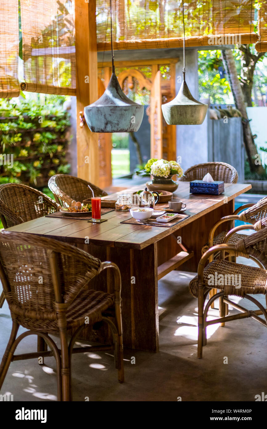 Jardin table et chaises en osier, Ubud, Bali, Indonésie Banque D'Images