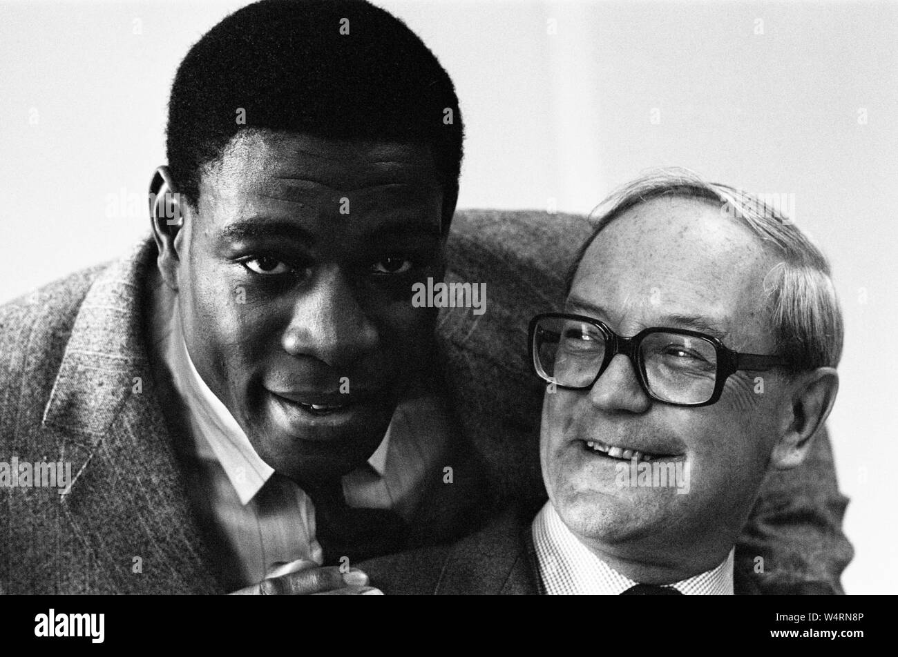 Boxer Frank Bruno et présentatrice TV Harry Carpenter connu pour son double Act britannique de boxe avec grande Bruno, Carpenter a également présenté Sportsnight, Tribune et Sports Personality de l'année.(photo) Frank Bruno avec Harry Carpenter sur une séance photo. 22 Mai 1986 Banque D'Images