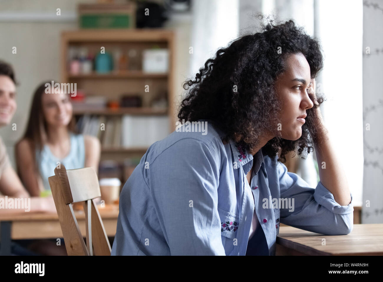 Young mixed race girl souffrant de discrimination raciale. Banque D'Images