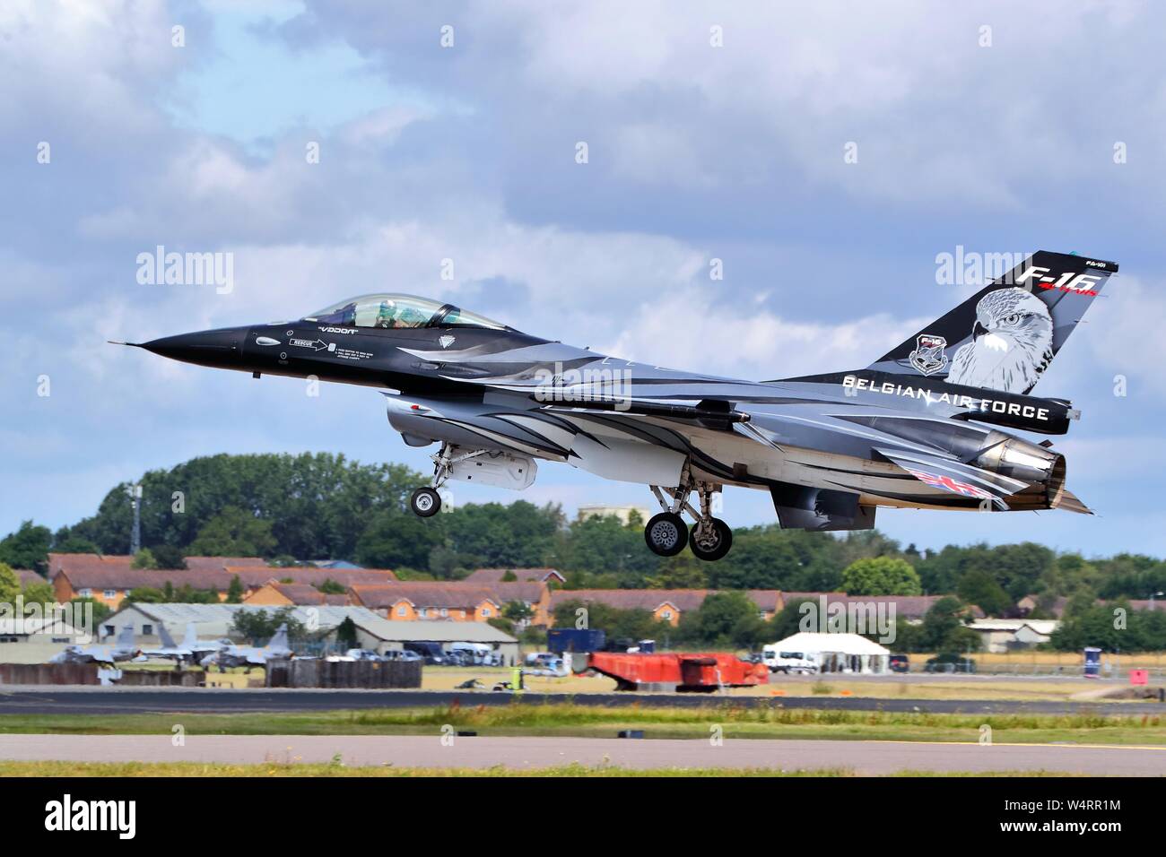 La Force aérienne belge General Dynamics F-16 Fighting Falcon dans D-Day couleurs arrivant à RIAT Air Show, RAF Fairford, Gloucestershire, Royaume-Uni Banque D'Images