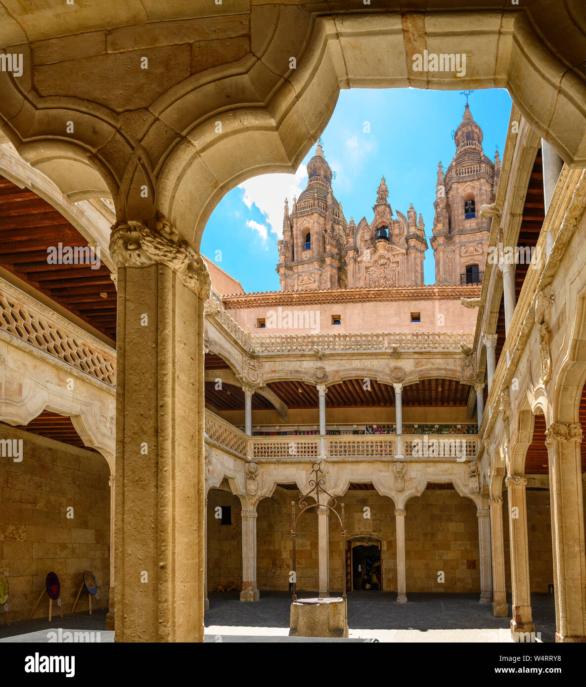 La cour intérieure du 16ème siècle, Casa de las Conchas, avec la cathédrale en arrière-plan, Salamanca, Espagne. Banque D'Images