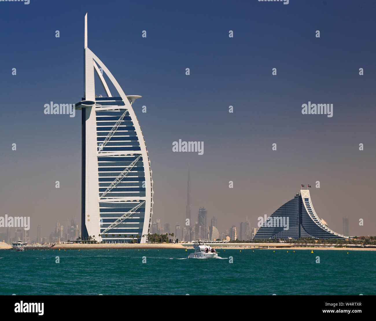 Bâtiments emblématiques de Burj Al Arab Jumeirah Beach Hotel et en face de l'horizon de Dubaï (Émirats arabes unis) Banque D'Images