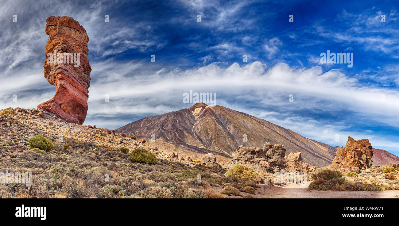 Rock formation Roque cinchado en face du volcan Teide (Tenerife, Canaries) - Vue panoramique Banque D'Images